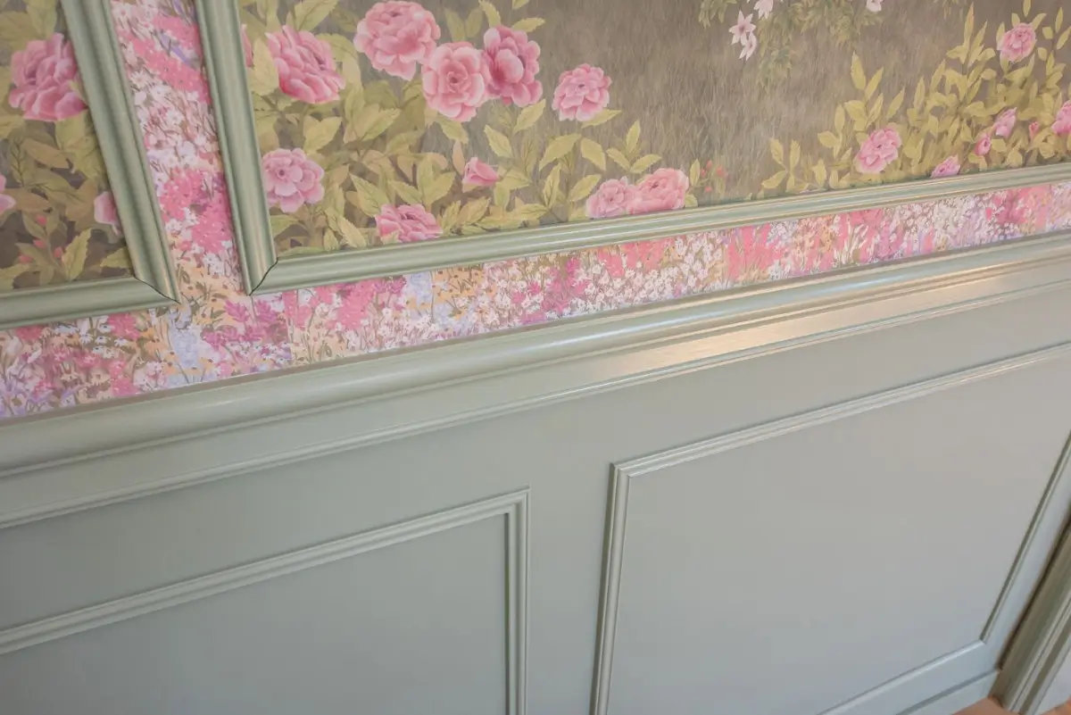 Art Nouveau Elegance Meets Modern Living in a Pink & Green Apartment 7 paneling and wallpaper detail