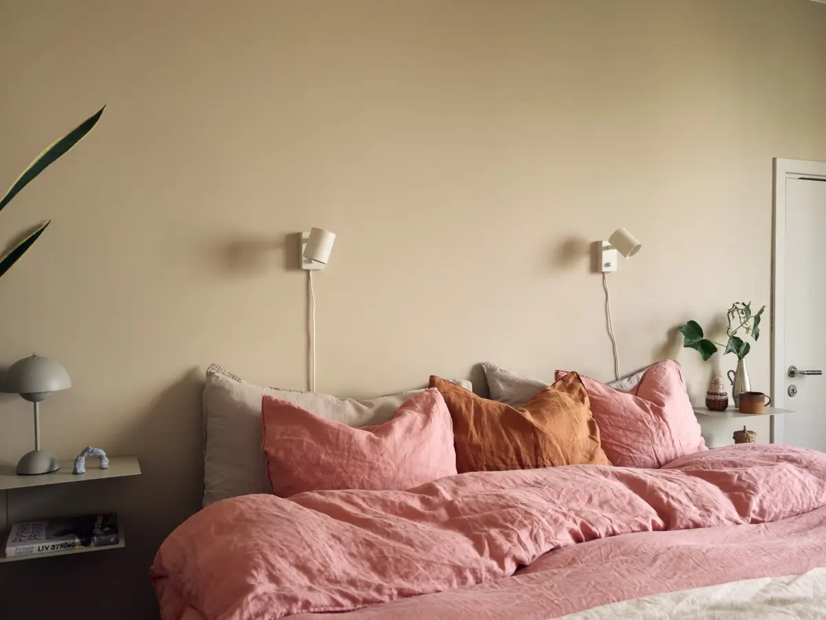 Industrial Elements in a 1960s Duplex Apartment in Stockholm 38 pink bedding