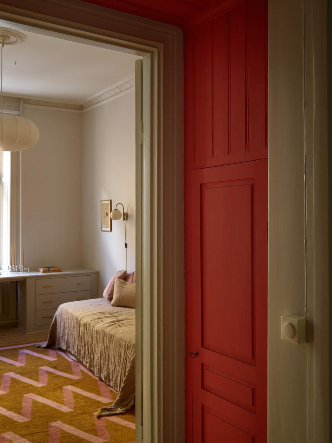 Blue and Red Color Accents in a Stylish Scandinavian Apartment 20 red-painted built-in cabinet