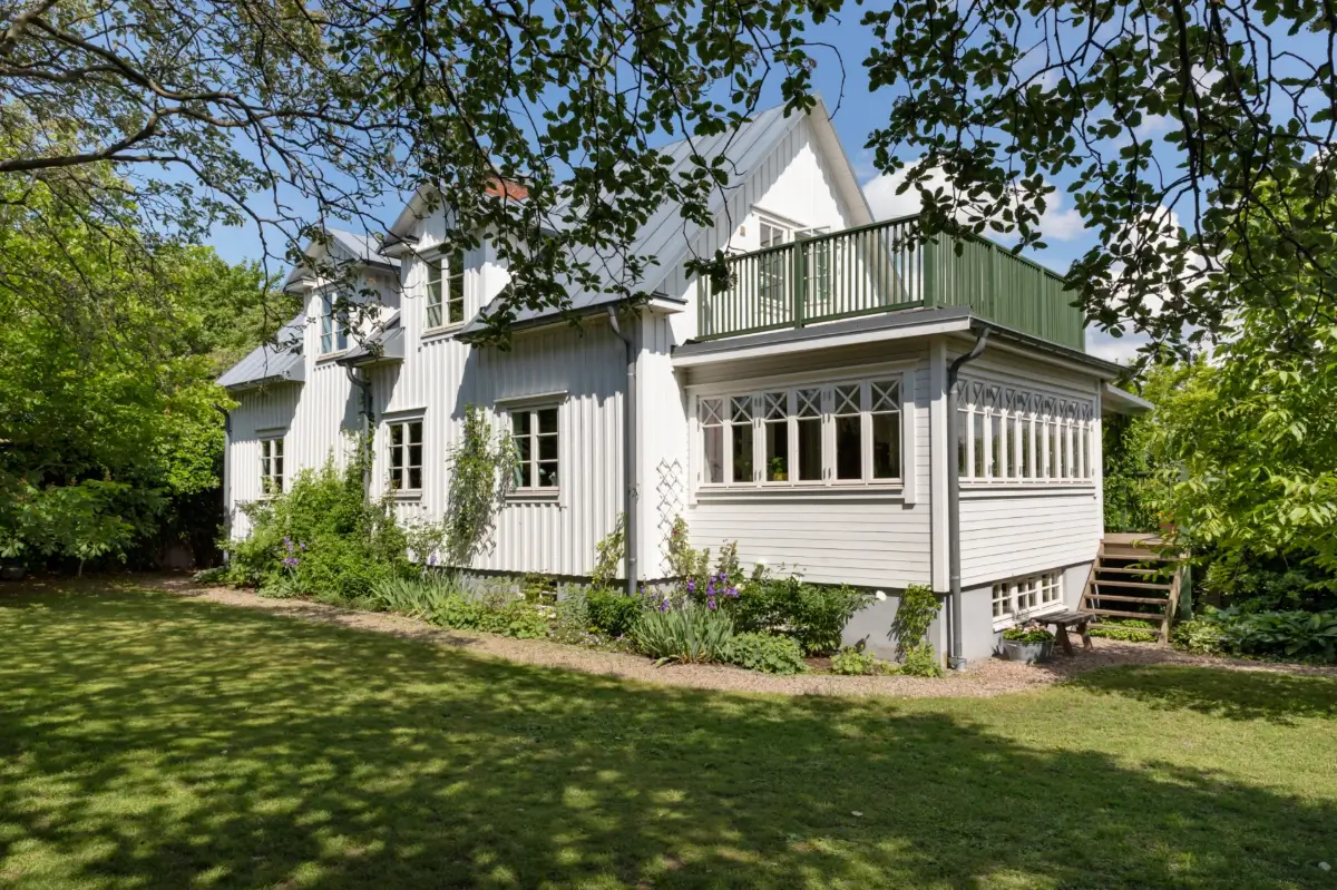 A Renovated 1920s Villa with a Spectacular Garden 1 swedish villa