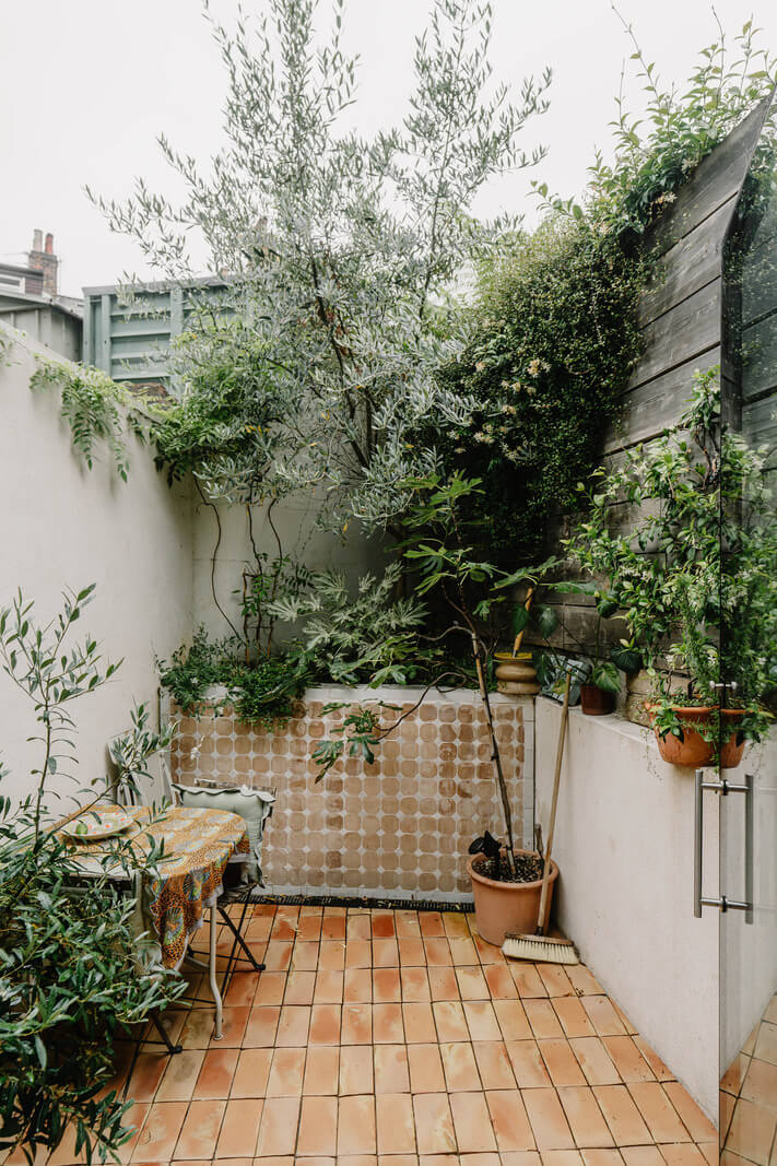 A Modern Ground-Floor Apartment with a Tiny Patio Garden 8 tiny walled garden