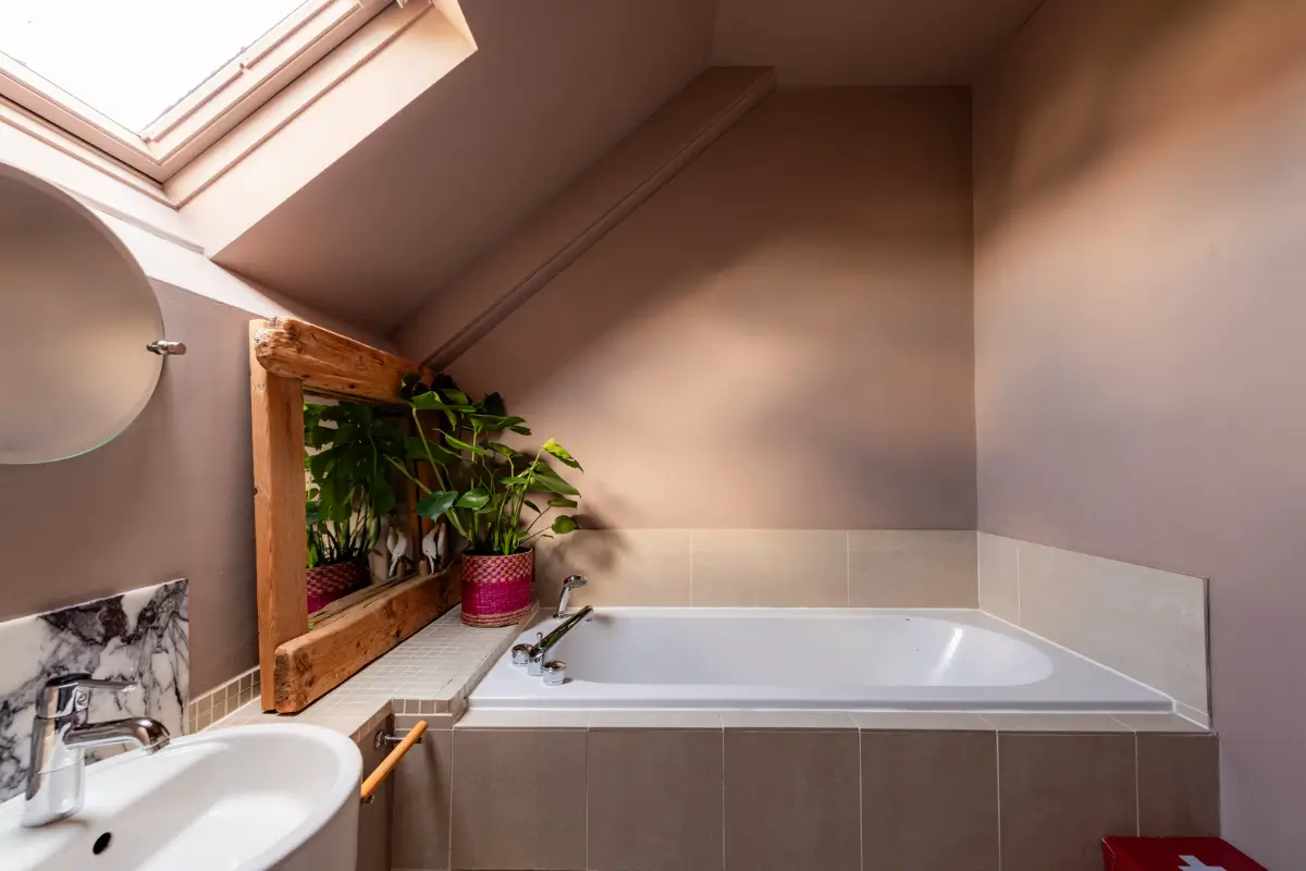A Dramatic Color Palette in a Large Victorian Family Townhouse 28 attic bathroom dusty pink walls