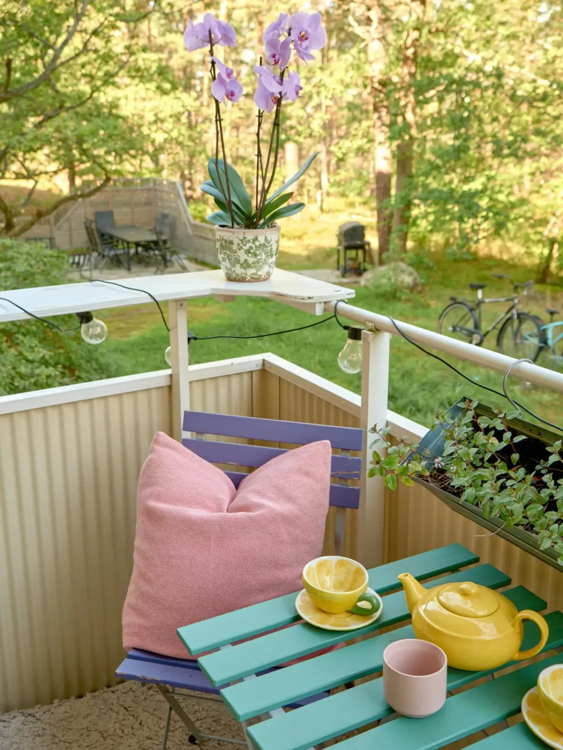 A Colorful and Cozy Midcentury Apartment in Stockholm 21 balcony