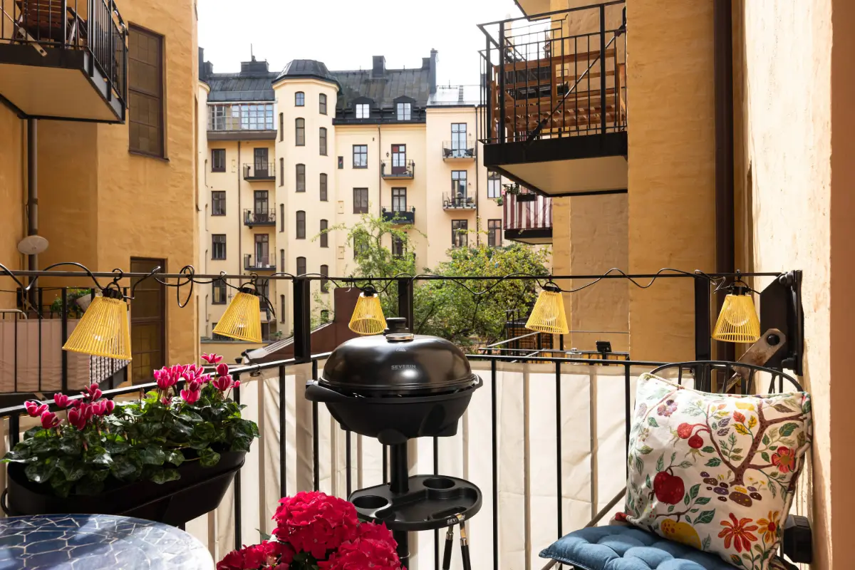 A Luxurious Family Apartment with a Dramatic Black Bathroom 16 balcony