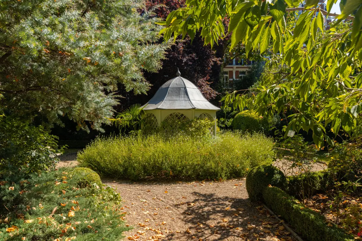 A Mixture of Patterns, Colors, and Materials in a Stunning London Apartment 31 barkston gardens