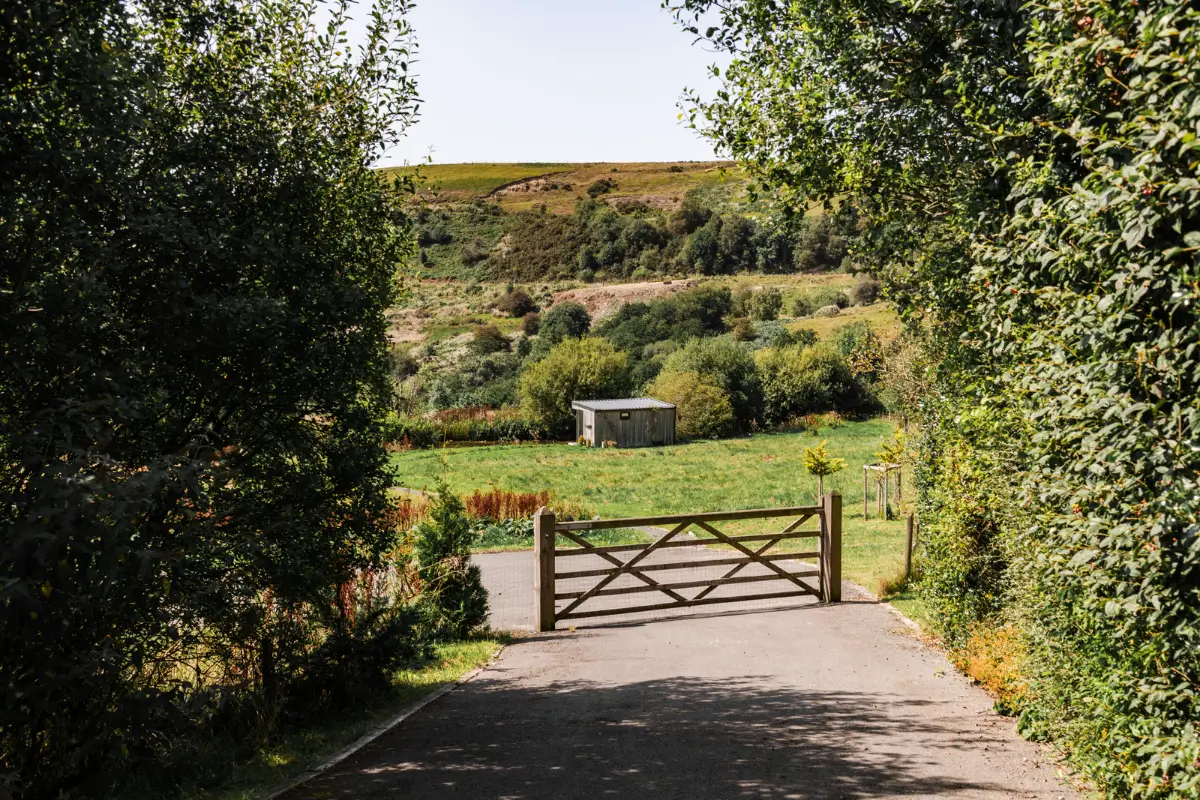 Modern Interiors in an Old Dry-Stone Barn in England 32 barnhouse england