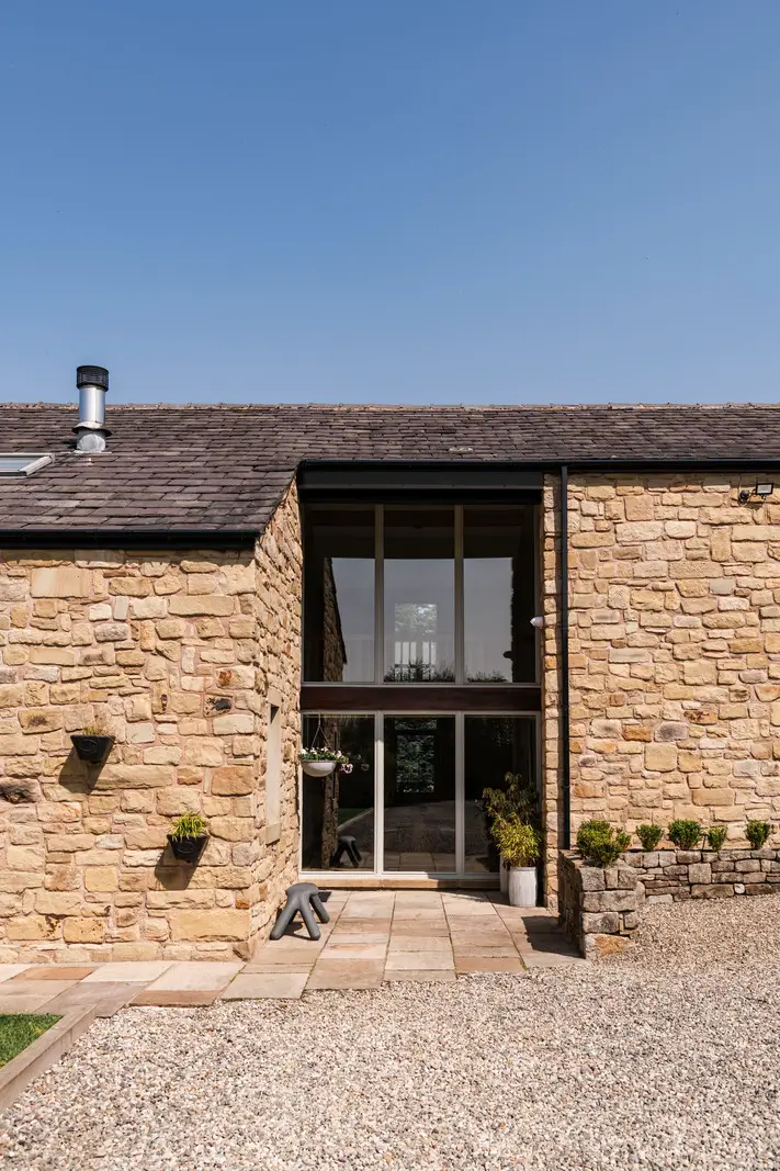Modern Interiors in an Old Dry-Stone Barn in England 28 barnhouse england3 Modern Interiors in an Old Dry-Stone Barn in England