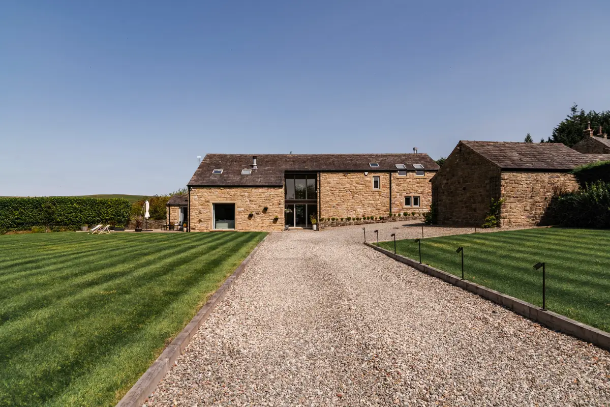 Modern Interiors in an Old Dry-Stone Barn in England 34 barnhouse england30 Modern Interiors in an Old Dry-Stone Barn in England
