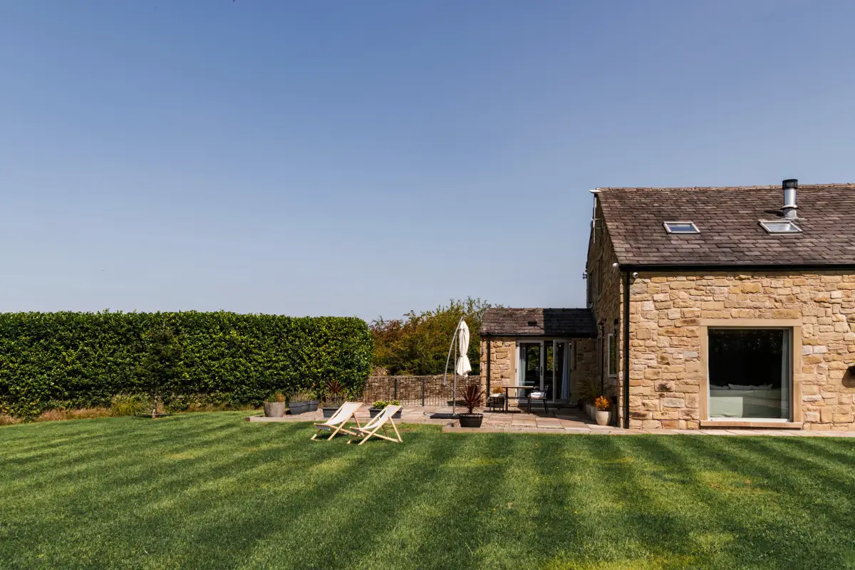 Modern Interiors in an Old Dry-Stone Barn in England 26 barnhouse england4