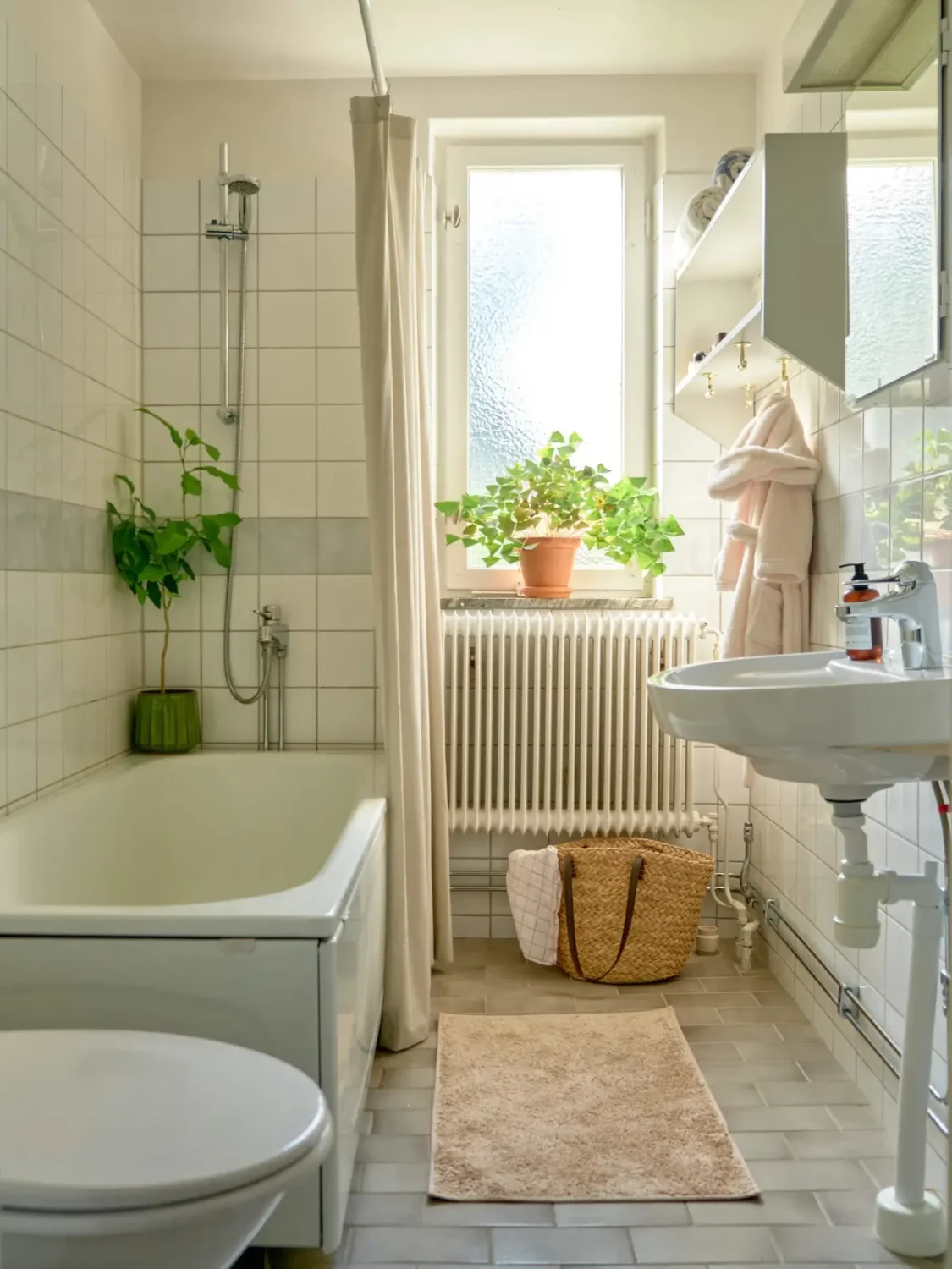 A Colorful and Cozy Midcentury Apartment in Stockholm 24 bathroom