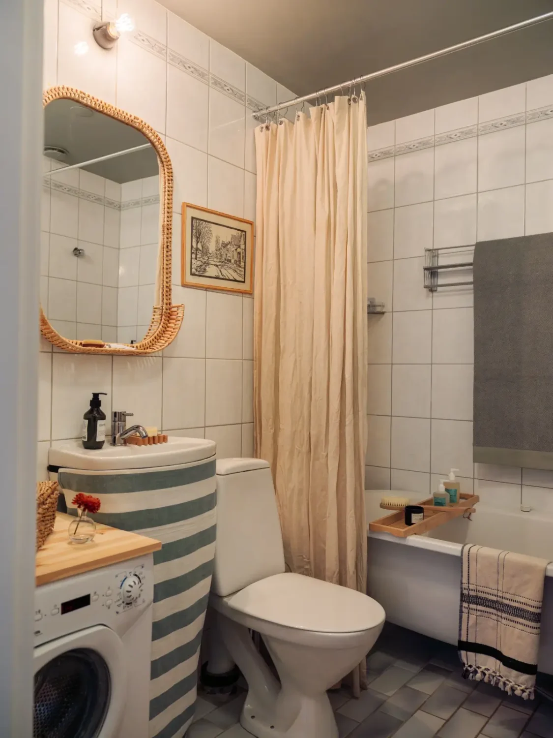 A Bright Apartment Where Historic Character Meets Contemporary Design 31 bathroom gray ceiling
