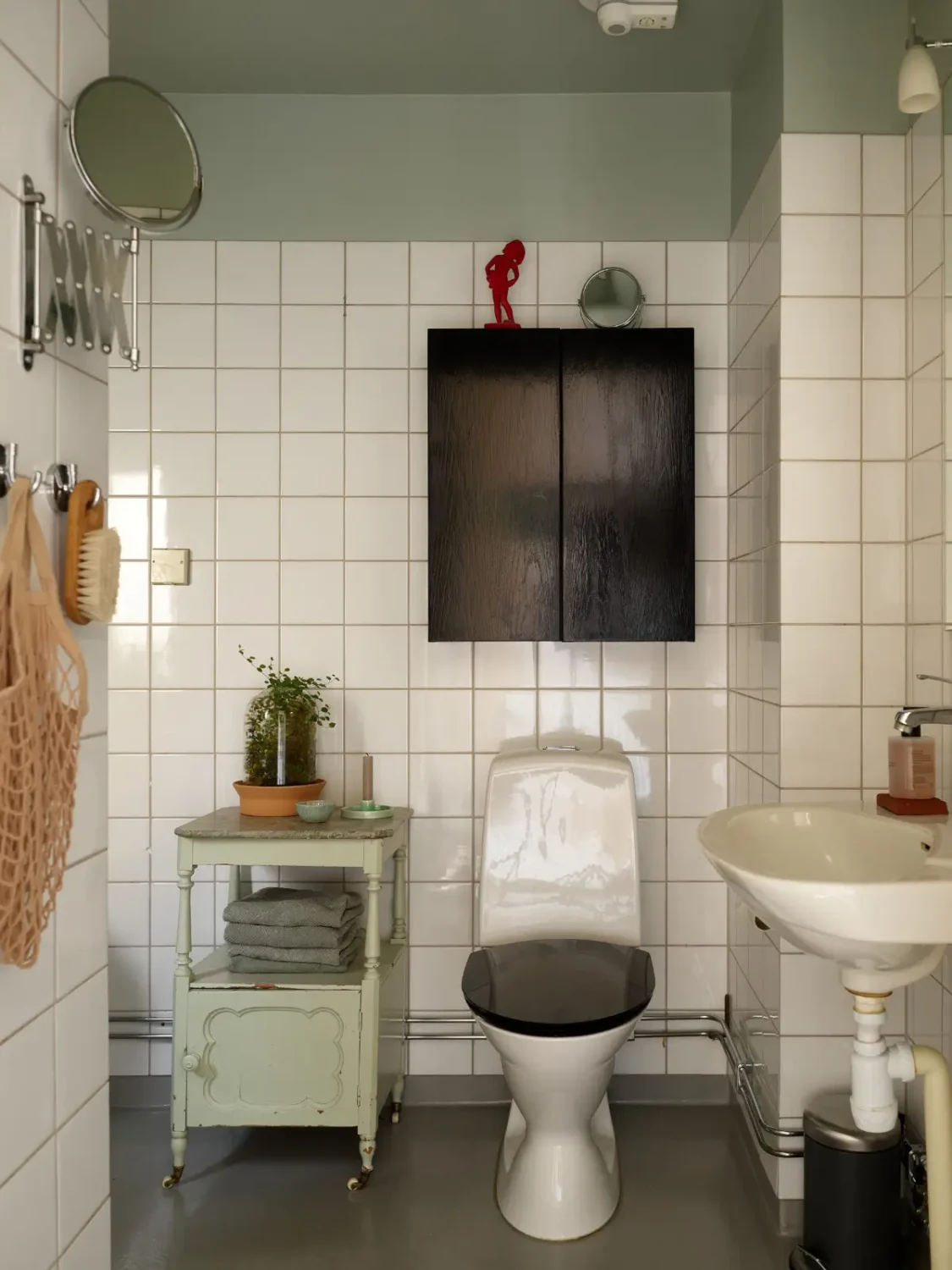 A Spacious Family Apartment with Original Details in Stockholm 29 c