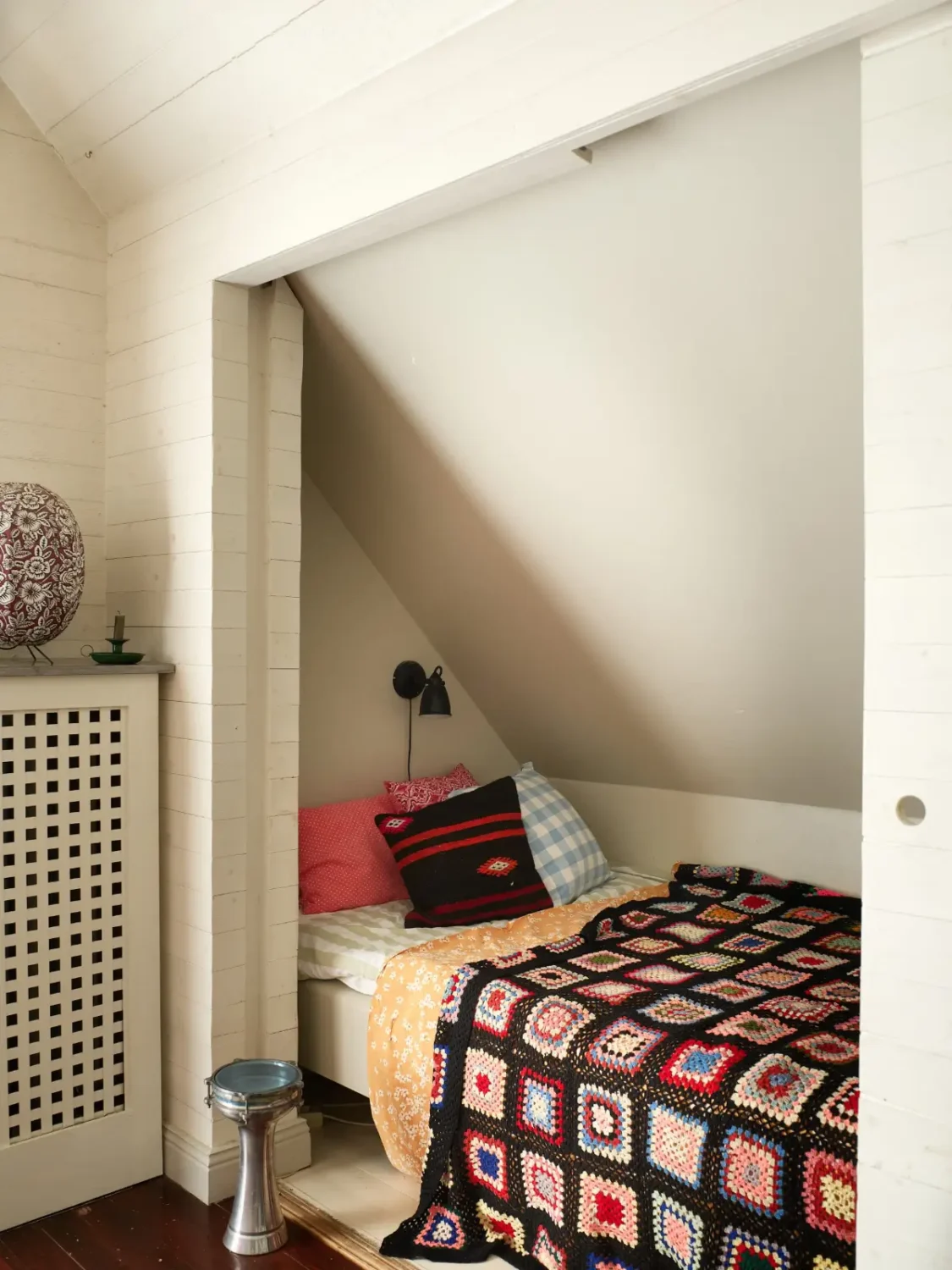 A Well-Preserved 1920s House with a Green Kitchen in Stockholm 19 bed niche