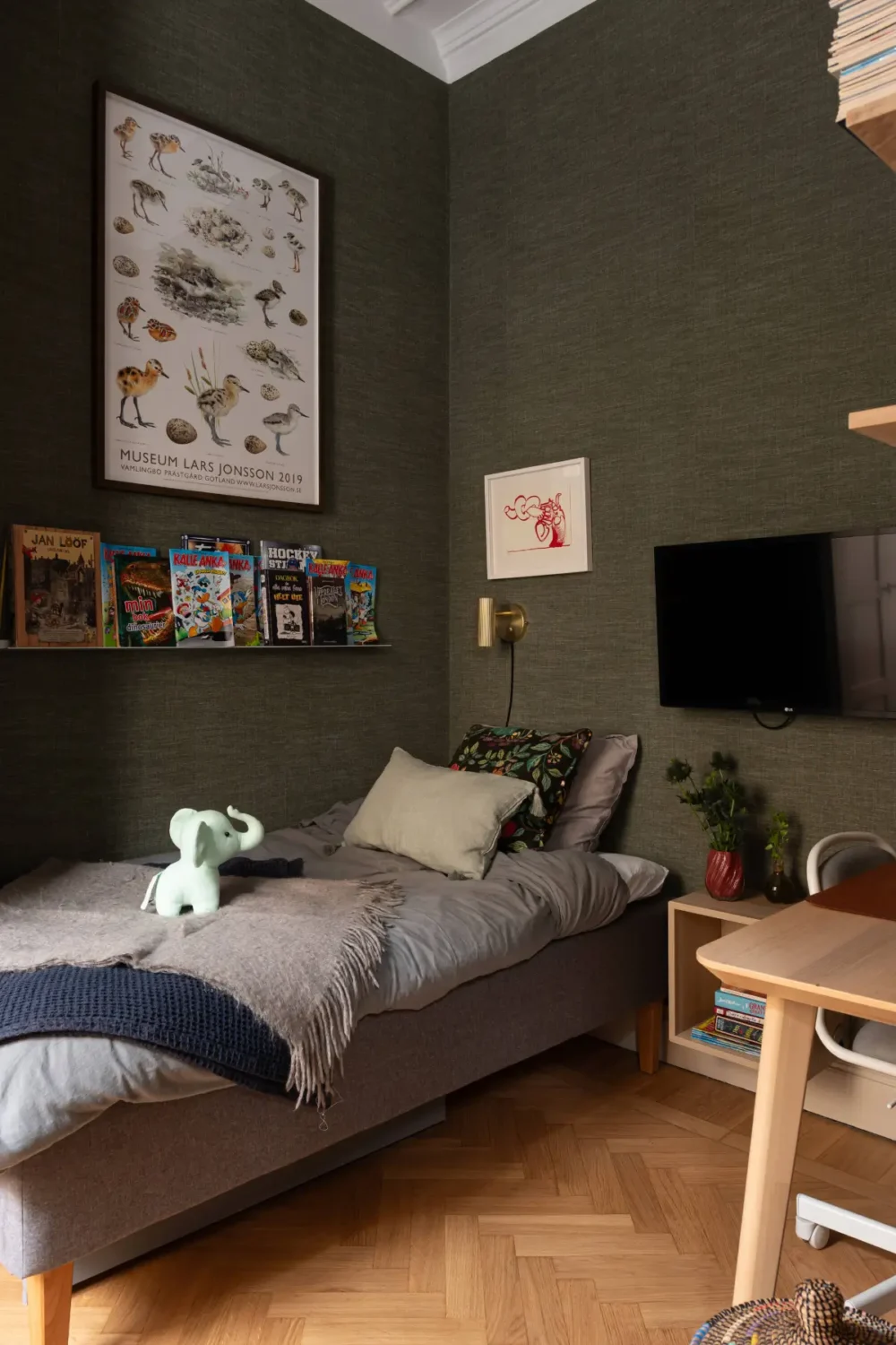 A Luxurious Family Apartment with a Dramatic Black Bathroom 23 bedroom green wallpaper