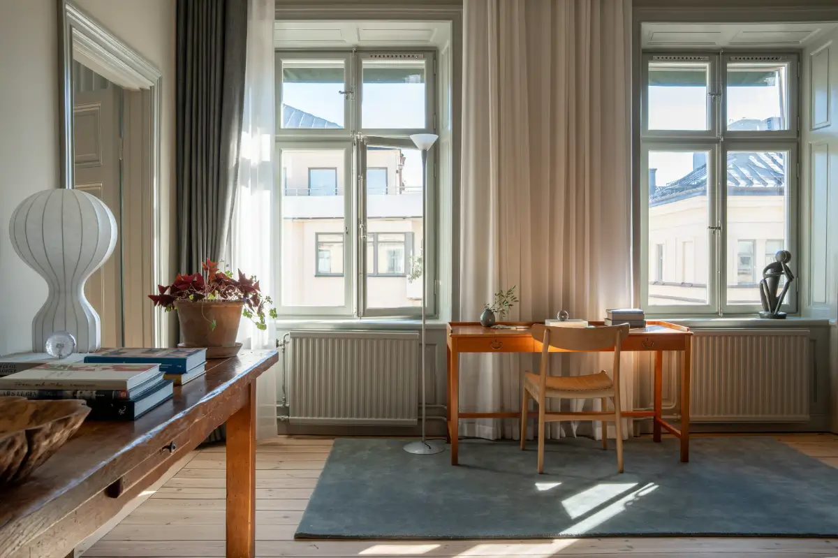 Historic Elegance and a French-Style Kitchen and Bathroom in a Stockholm Apartment 26 bedroom large windows desk