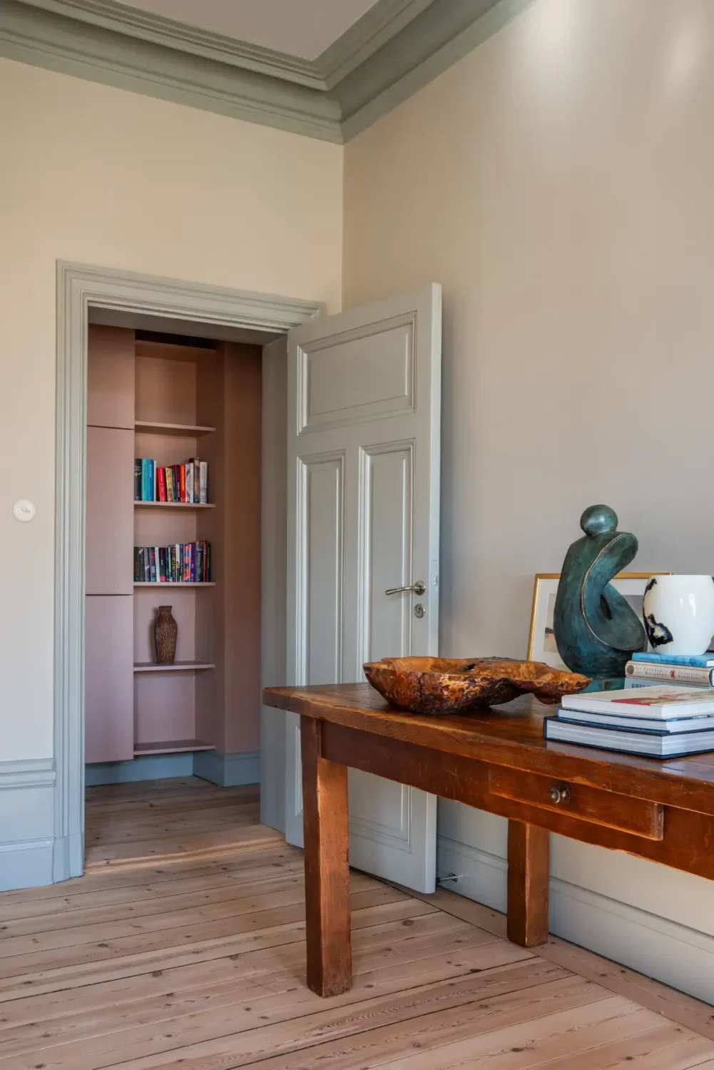 Historic Elegance and a French-Style Kitchen and Bathroom in a Stockholm Apartment 31 bedroom rustic wooden table