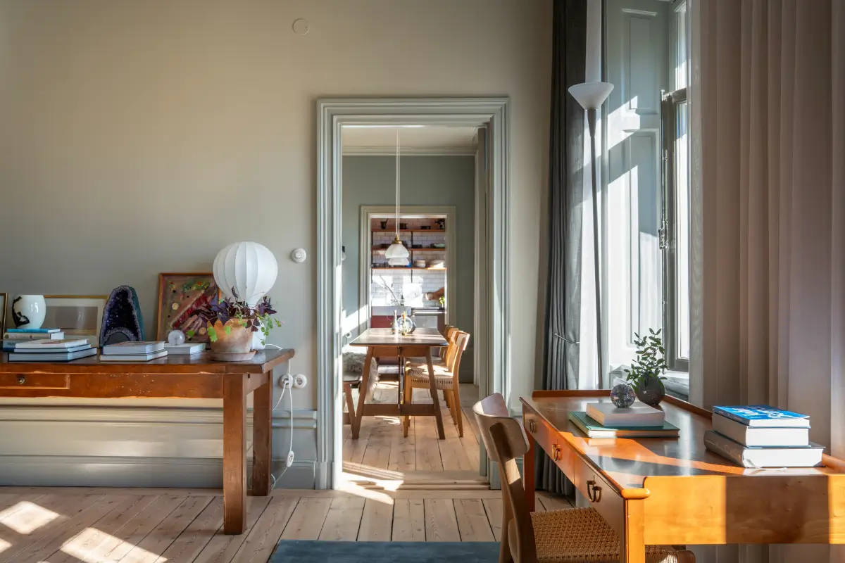 Historic Elegance and a French-Style Kitchen and Bathroom in a Stockholm Apartment 25 bedroom view into living room