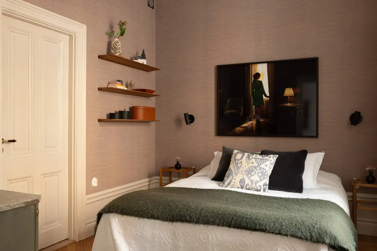 A Luxurious Family Apartment with a Dramatic Black Bathroom 18 bedroom with wallpaper and shelves