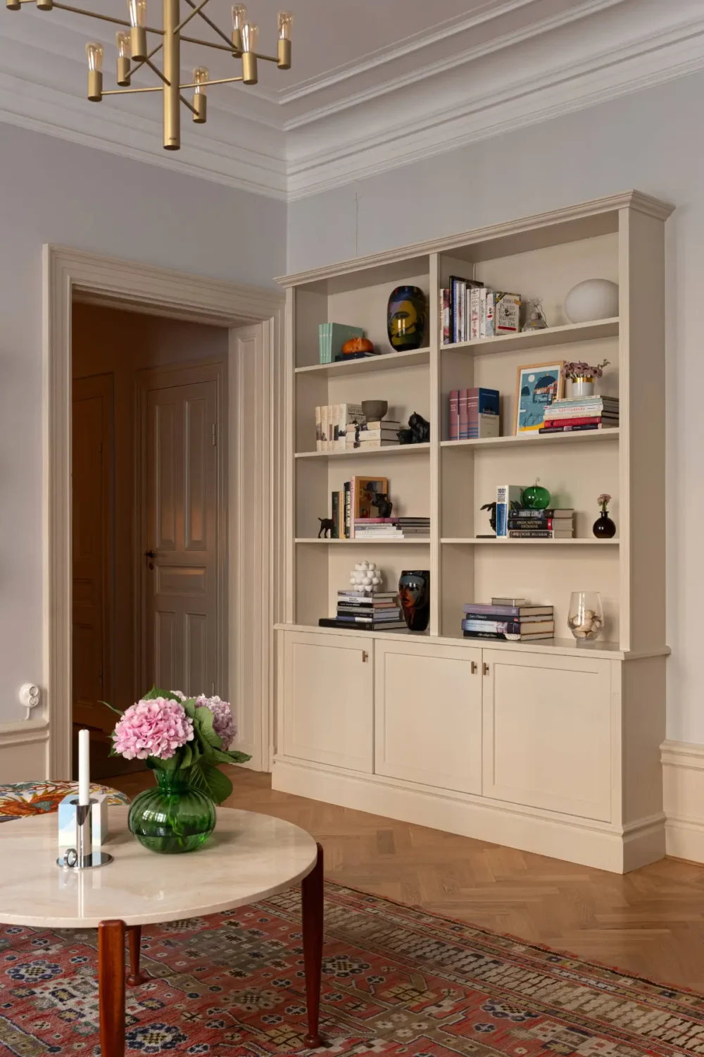 A Luxurious Family Apartment with a Dramatic Black Bathroom 5 beige cabinets