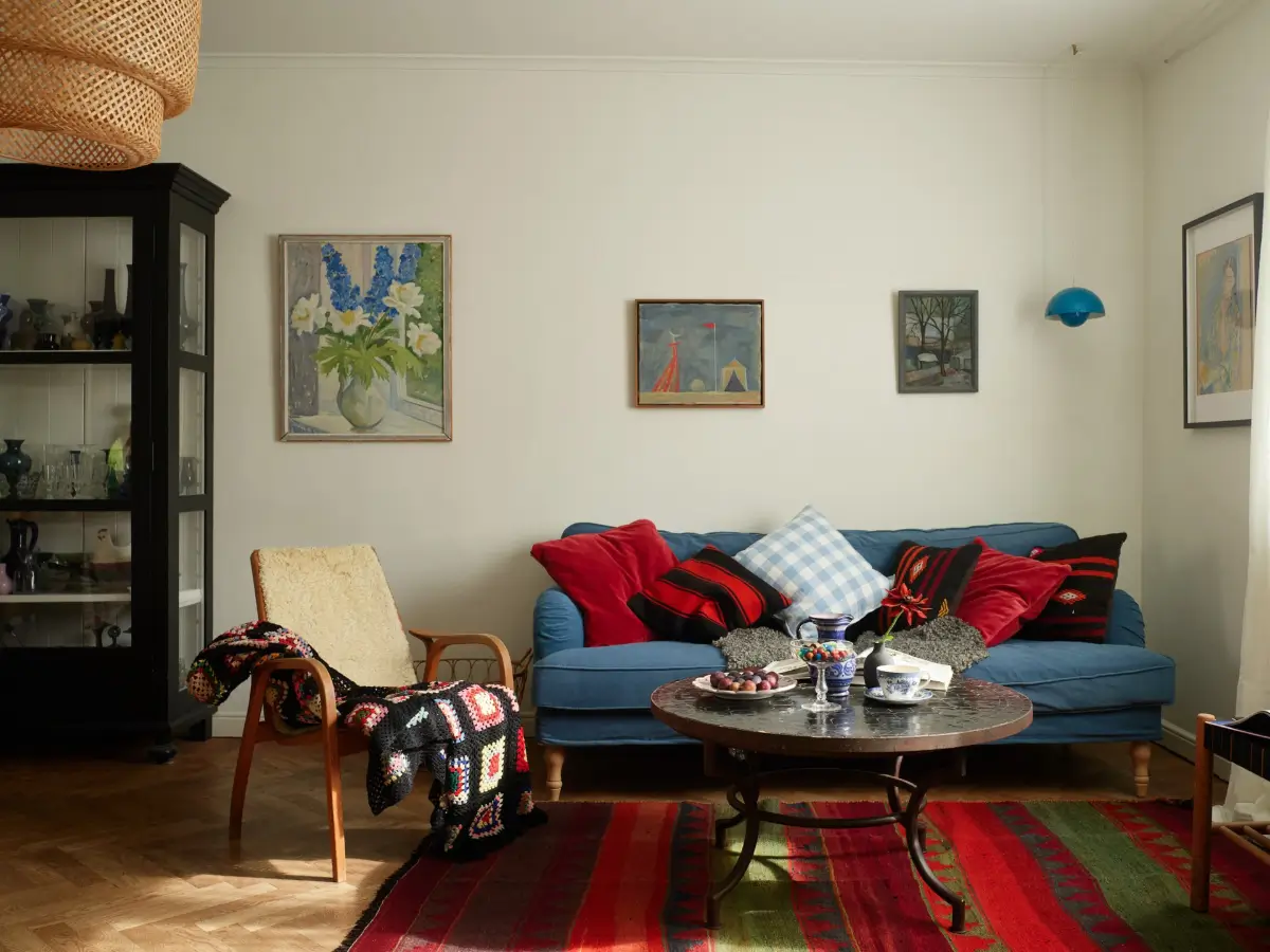 A Well-Preserved 1920s House with a Green Kitchen in Stockholm 13 blue and red living room
