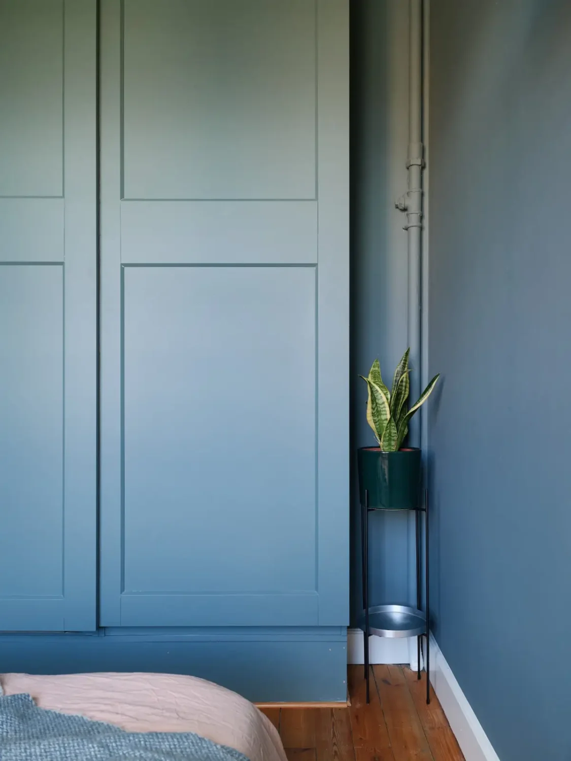 Midcentury Furniture & a Dark Blue Bedroom in a 1930s Apartment 11 blue bedroom wardrobes