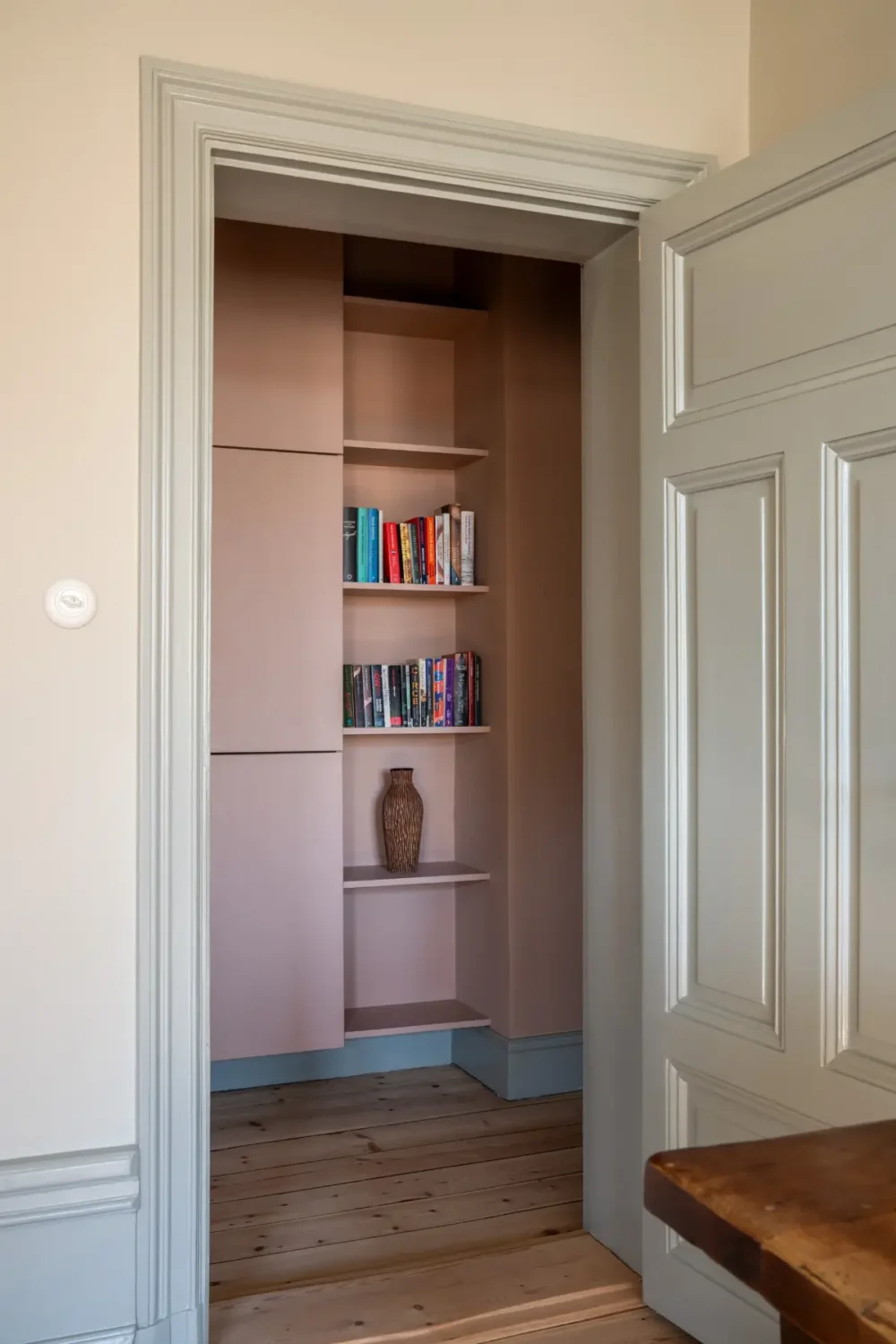 Historic Elegance and a French-Style Kitchen and Bathroom in a Stockholm Apartment 32 built-in shelves