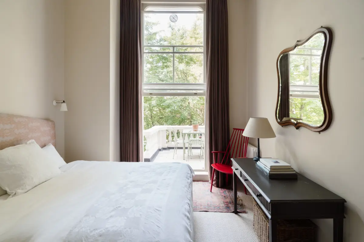 High Ceilings and a Muted Color Palette in a Little Venice Apartment 13 clifton-gardens10