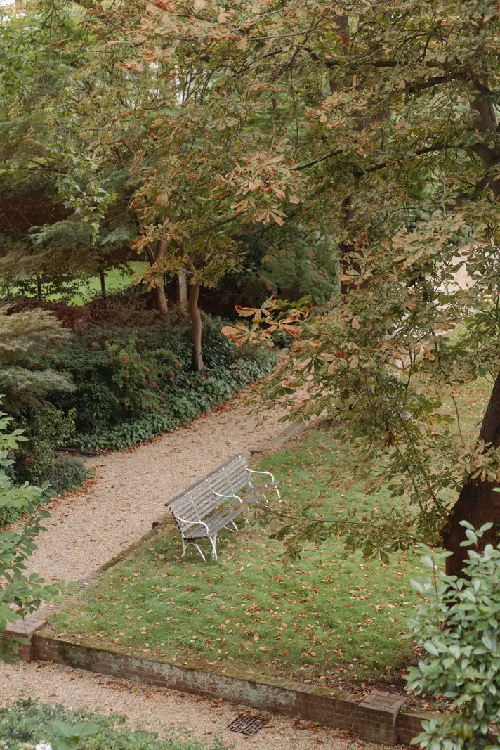 High Ceilings and a Muted Color Palette in a Little Venice Apartment 16 clifton-gardens12