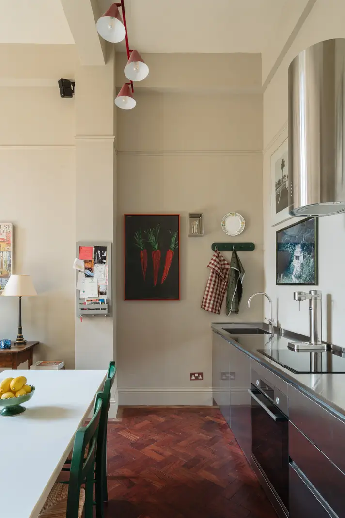 High Ceilings and a Muted Color Palette in a Little Venice Apartment 8 clifton-gardens15