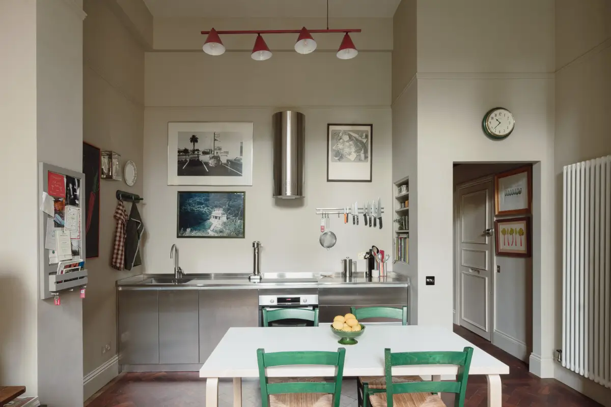 High Ceilings and a Muted Color Palette in a Little Venice Apartment 6 clifton-gardens17