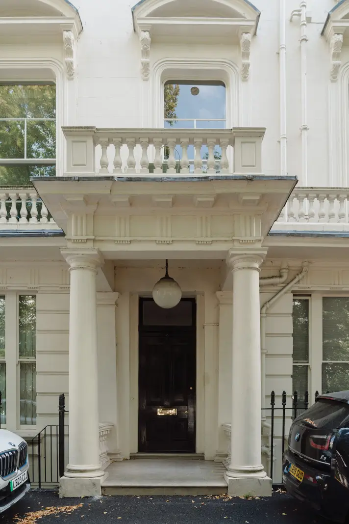 High Ceilings and a Muted Color Palette in a Little Venice Apartment 25 clifton gardens22 High Ceilings and a Muted Color Palette in a Little Venice Apartment