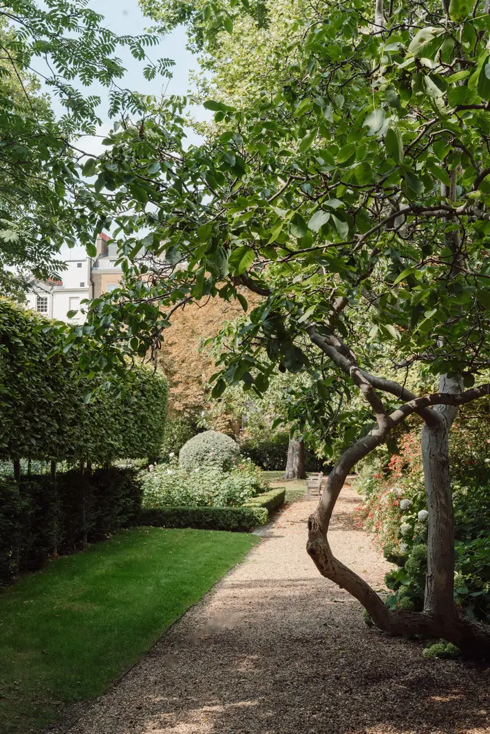 High Ceilings and a Muted Color Palette in a Little Venice Apartment 24 clifton-gardens23