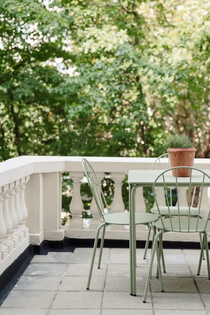 High Ceilings and a Muted Color Palette in a Little Venice Apartment 15 clifton-gardens24