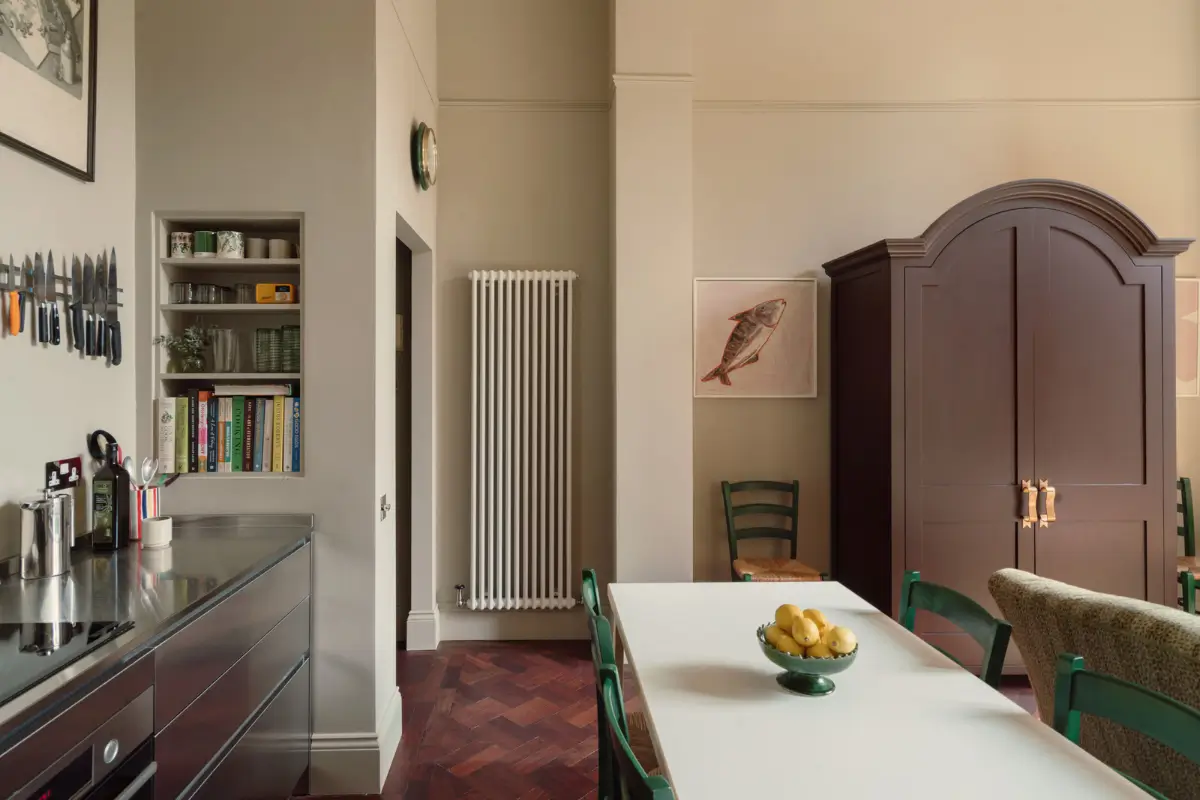 High Ceilings and a Muted Color Palette in a Little Venice Apartment 7 clifton-gardens25