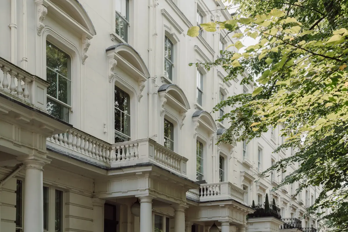 High Ceilings and a Muted Color Palette in a Little Venice Apartment 28 clifton-gardens26