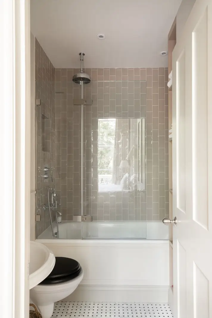 High Ceilings and a Muted Color Palette in a Little Venice Apartment 22 clifton-gardens3