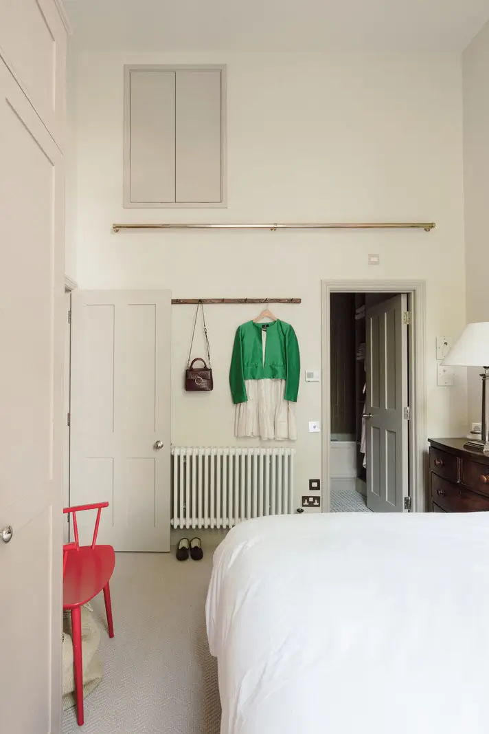 High Ceilings and a Muted Color Palette in a Little Venice Apartment 19 clifton-gardens4