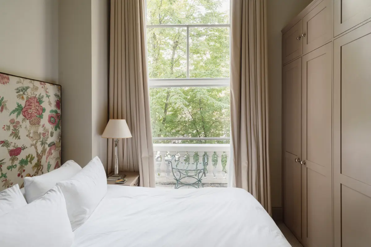 High Ceilings and a Muted Color Palette in a Little Venice Apartment 20 clifton-gardens5