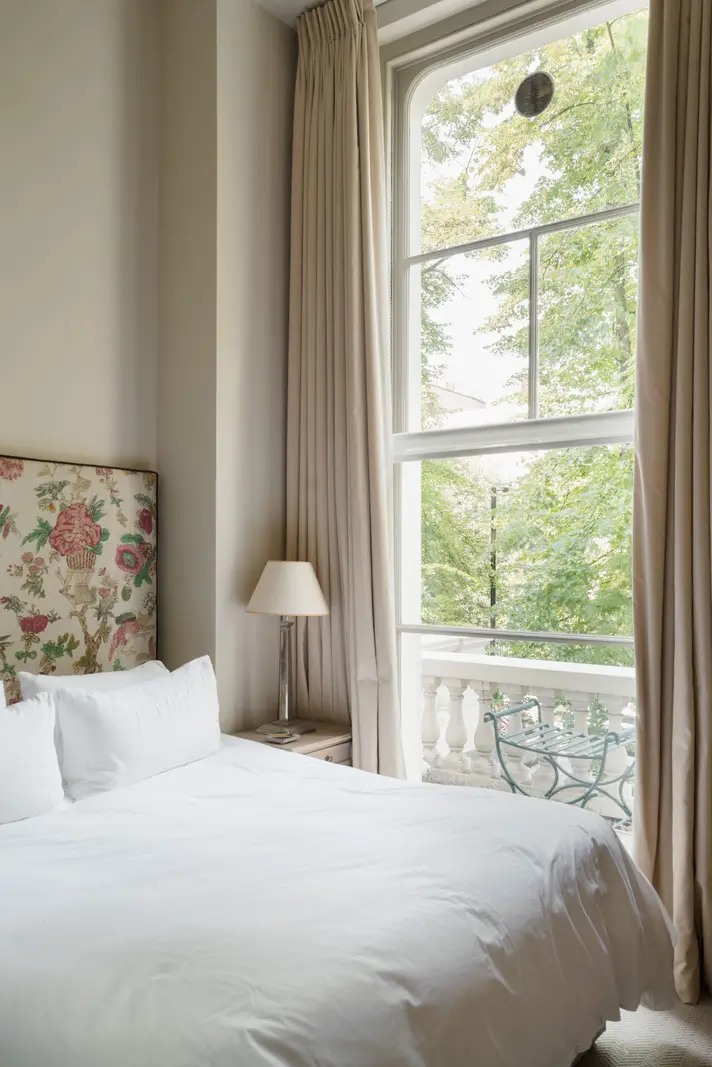 High Ceilings and a Muted Color Palette in a Little Venice Apartment 18 clifton-gardens6