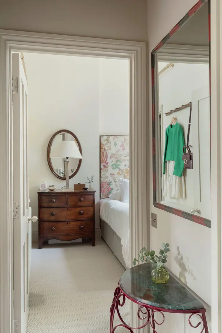 High Ceilings and a Muted Color Palette in a Little Venice Apartment 21 clifton-gardens7