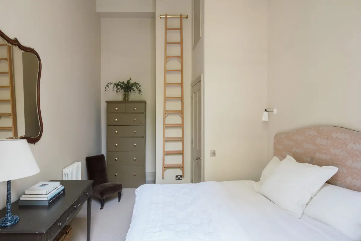 High Ceilings and a Muted Color Palette in a Little Venice Apartment 17 clifton-gardens8