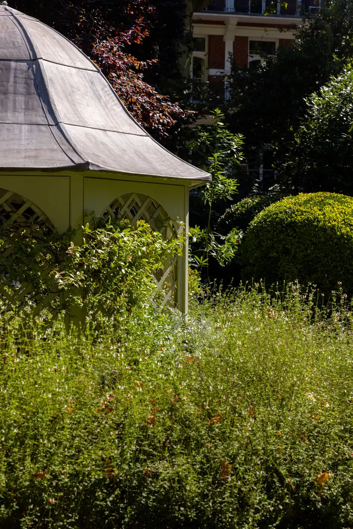 A Mixture of Patterns, Colors, and Materials in a Stunning London Apartment 30 communal garden london A Mixture of Patterns, Colors, and Materials in a Stunning London Apartment