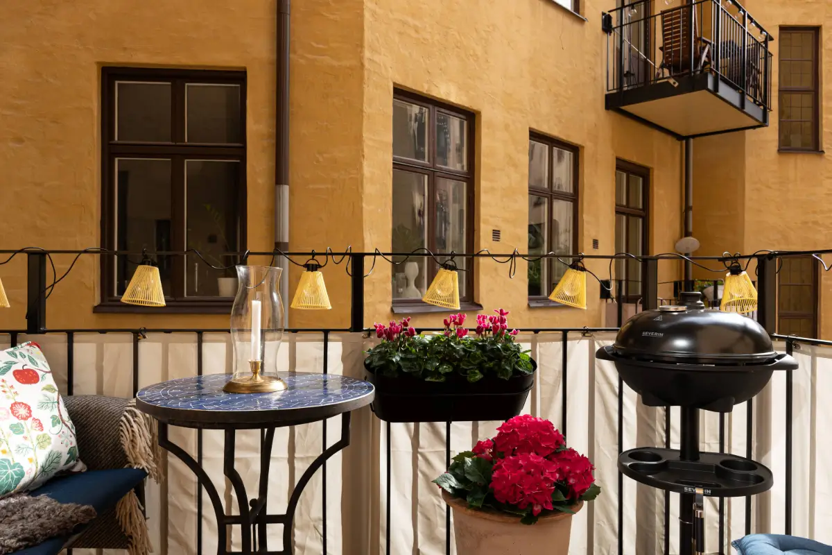 A Luxurious Family Apartment with a Dramatic Black Bathroom 17 courtyard balcony