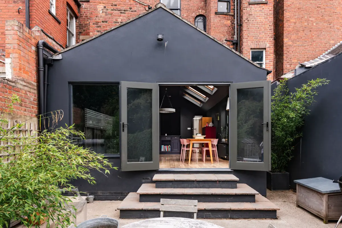 A Dramatic Color Palette in a Large Victorian Family Townhouse 40 dark extension