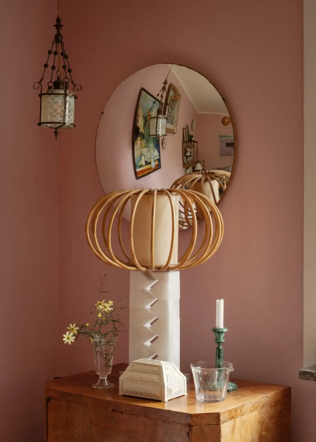 A Pink 1930s Studio Apartment with a Lovely Private Garden 5 detail