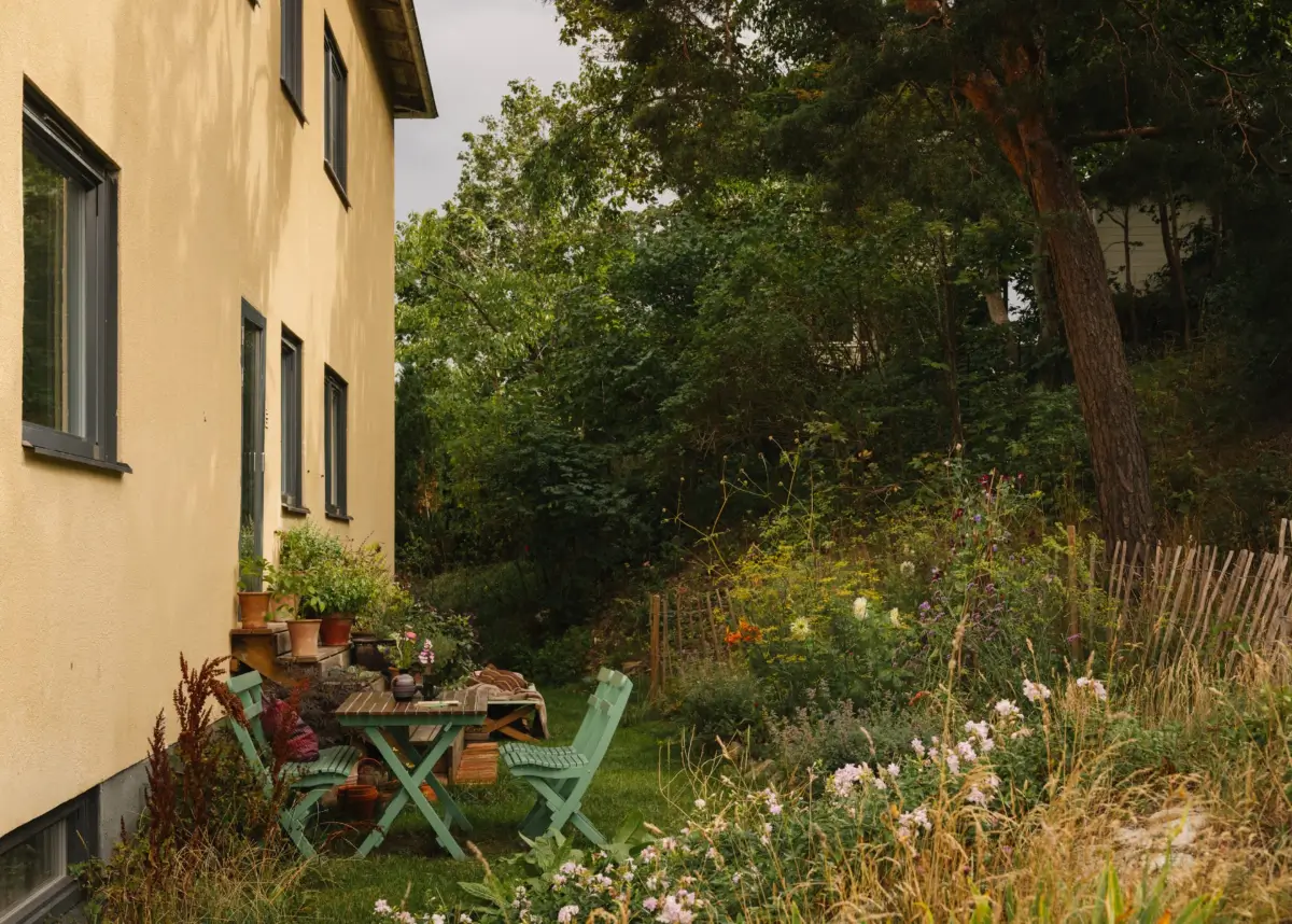 A Pink 1930s Studio Apartment with a Lovely Private Garden 26 garden 1 A Pink 1930s Studio Apartment with a Lovely Private Garden