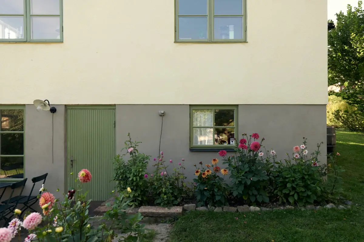A Cheerful Color Palette in an Early 20th Century Villa in Stockholm 35 garden flowers