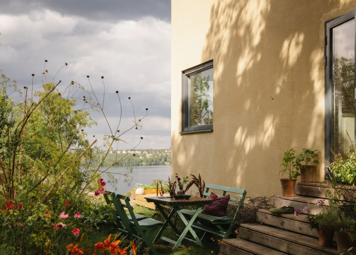 A Pink 1930s Studio Apartment with a Lovely Private Garden 19 garden sea view