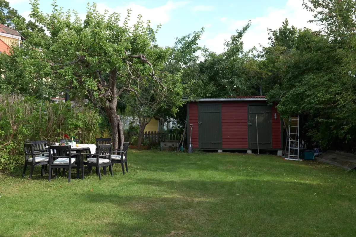 A Well-Preserved 1920s House with a Green Kitchen in Stockholm 44 garden with large table