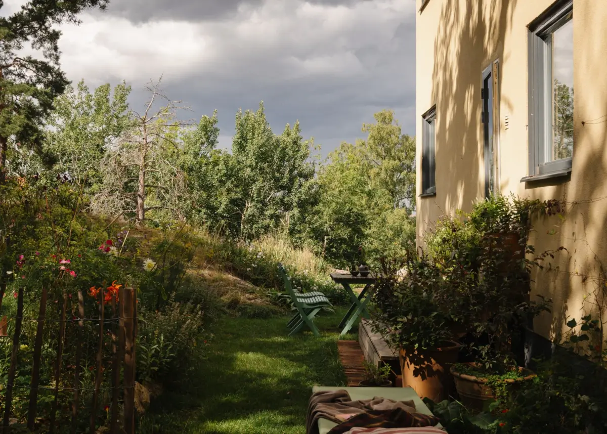 A Pink 1930s Studio Apartment with a Lovely Private Garden 24 garden2